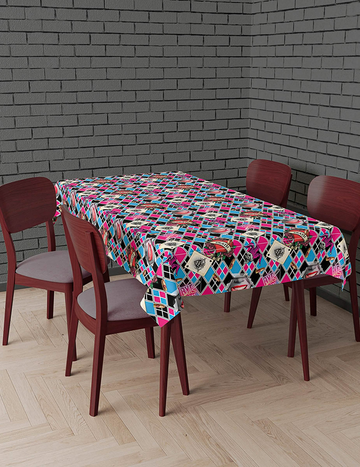 Mise en situation avec chaises de la nappe Dangerous Girl