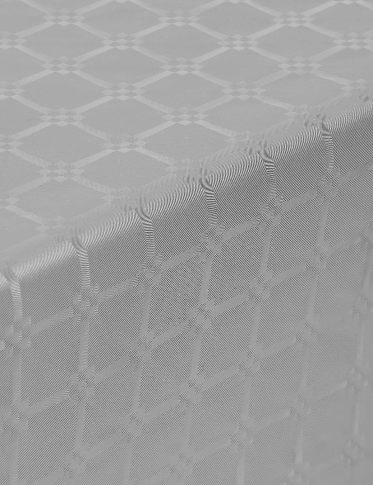 Detalle de los motivos adamascados del mantel en rollo de papel damascado para fiesta