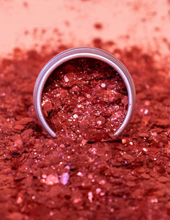 Maquillaje rojo con purpurina