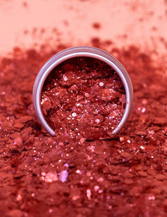 Maquillaje rojo con purpurina
