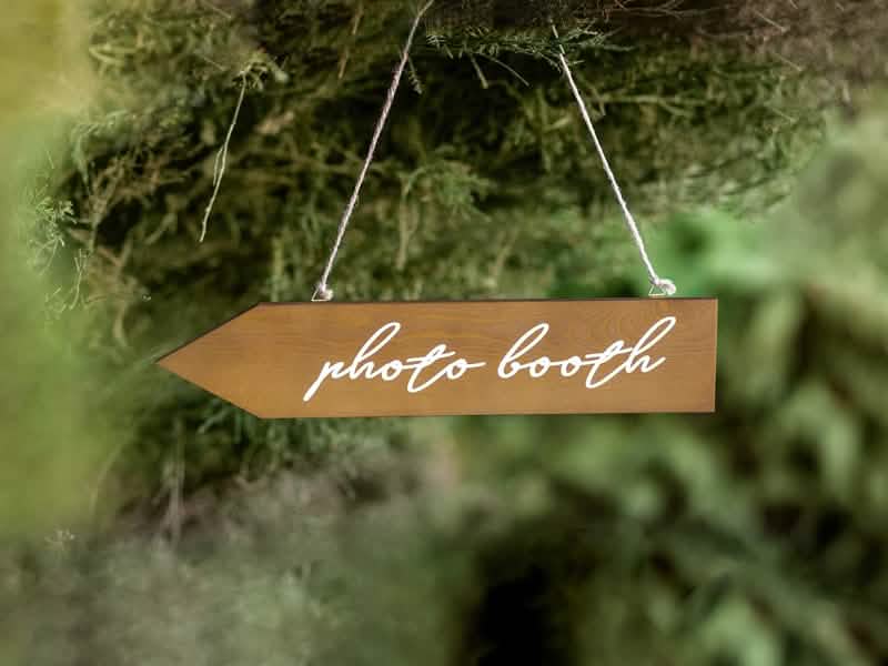 Escenificación suspendida del cartel direccional de madera photocall