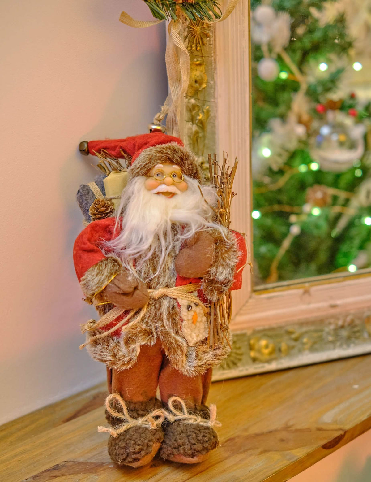 Vista de tres cuartos de papá noel de pie para decoración rojo