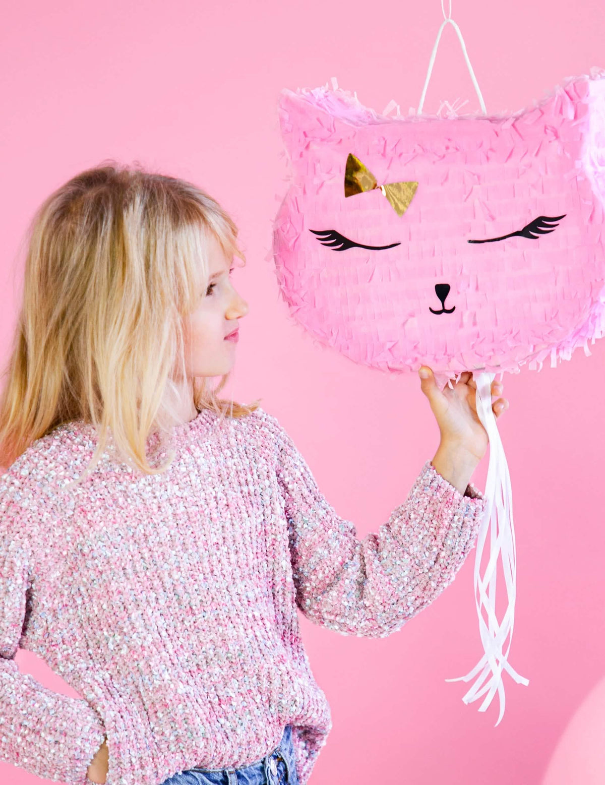 Escenificación de la piñata gato para cumpleaños