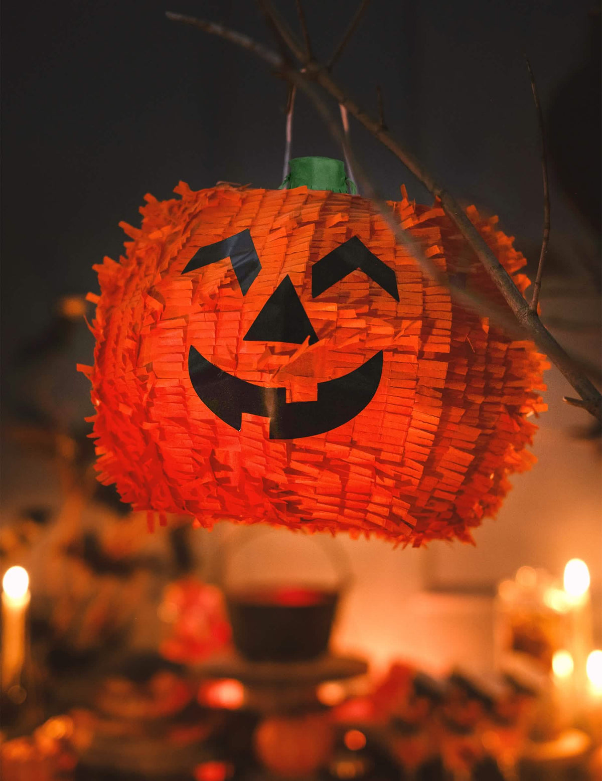 Escena en una rama de la piñata calabazas halloween