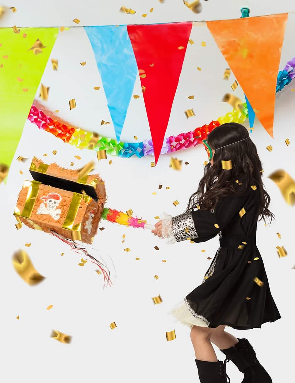 Escenario de juego de la piñata cofre del tesoro de pirata