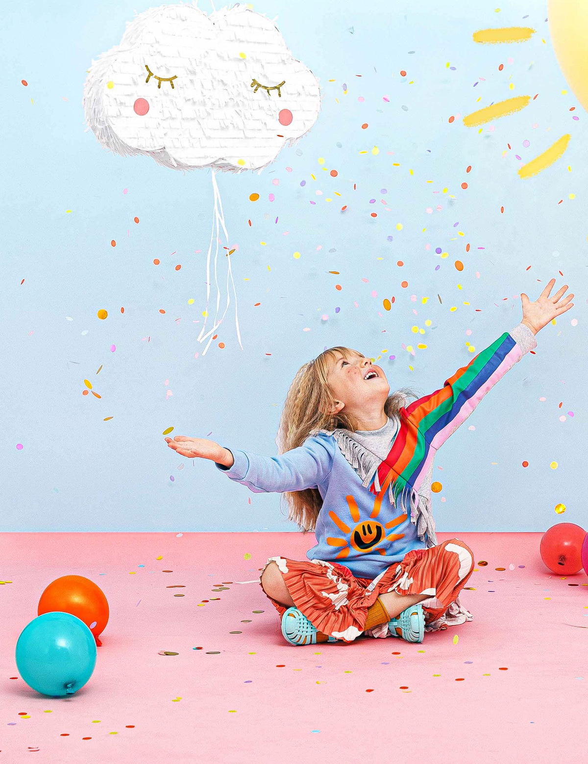 Escenificación con un niño de la piñata nube para niño