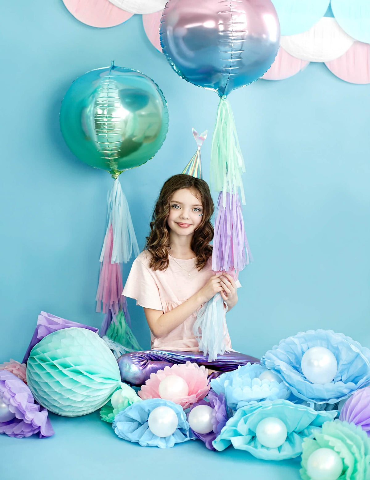 Situación del pompon colgante de papel para decoración azul