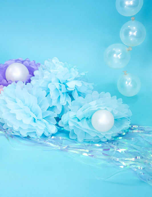 Mise en scène du pompon à suspendre en papier pour fête bleu ciel