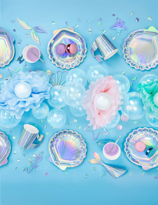 Mise en situation sur une table de fête du pompon à suspendre en papier pour décoration