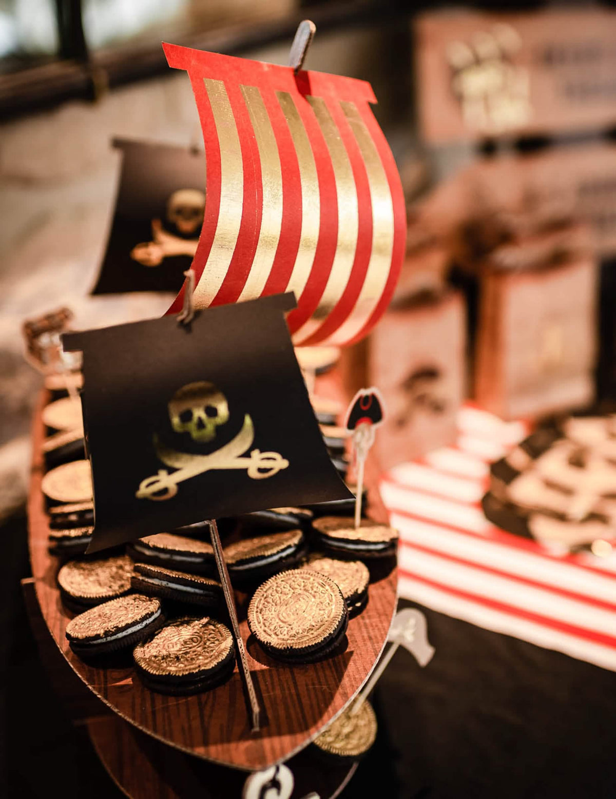 Detalle de las velas y los pasteles del expositor barco pirata para pasteles