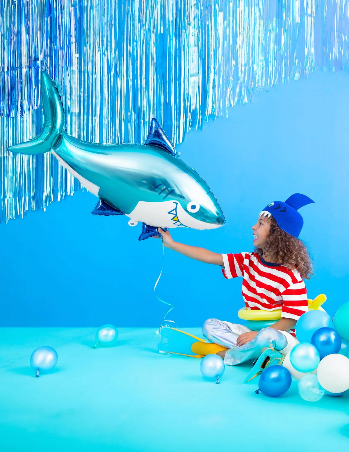 Escenografía con un globo tiburón del cortina de hilos metalizados para fiesta azul noche