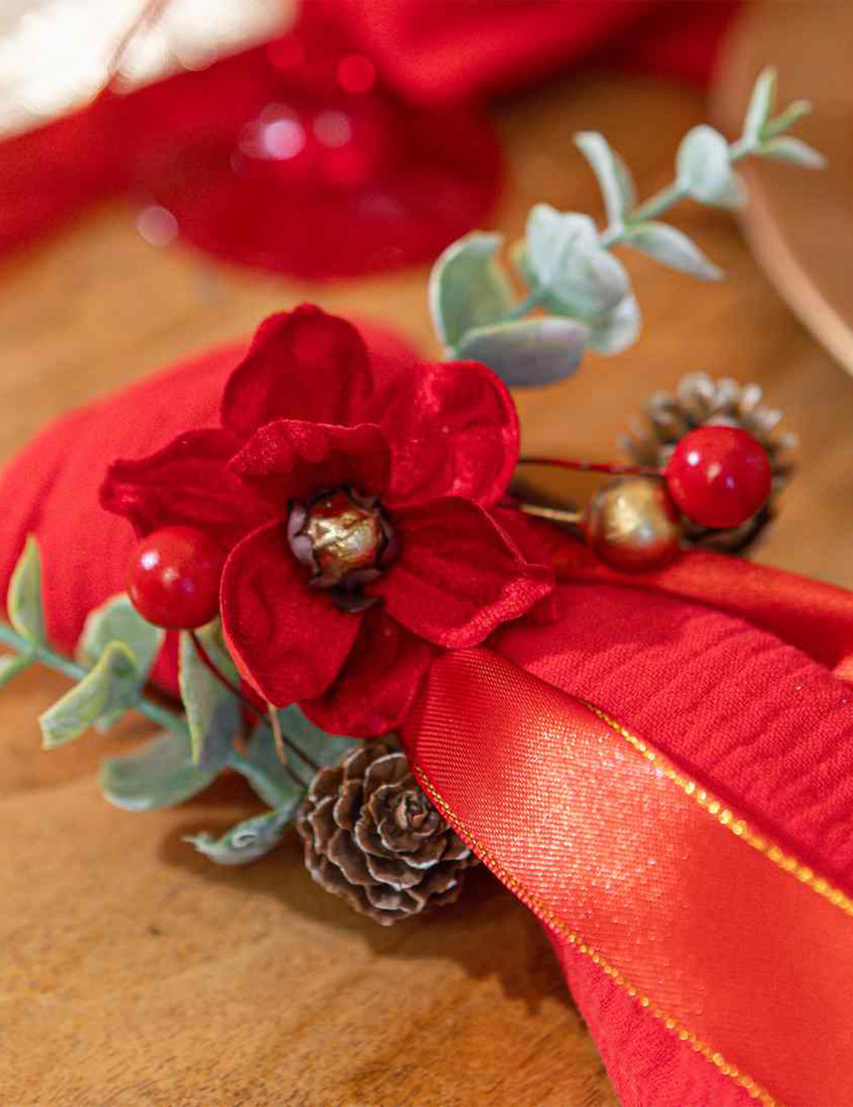 Servilletero Elegancia de terciopelo rojo, verde y dorado 13 cm
