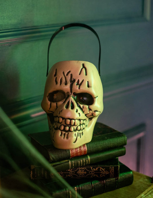 Mise en situation du seau à bonbons tête de mort pour Halloween