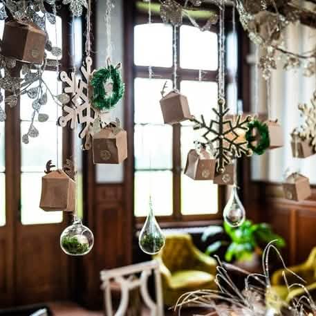 Escena suspendida en un decorado interior del set calendario de Adviento reno en kraft