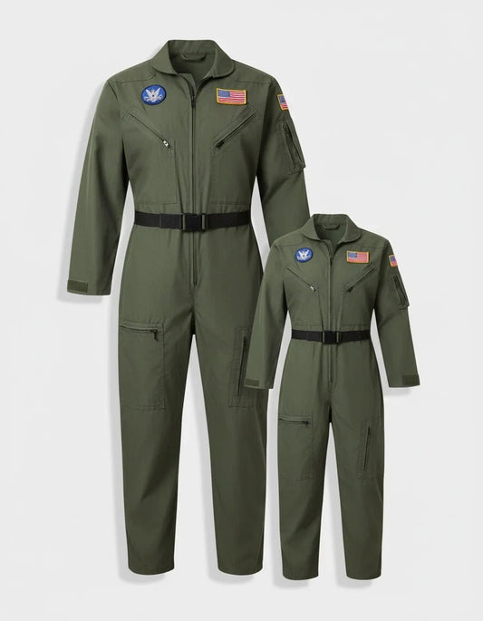 Vue d'ensemble des deux modèles du déguisement de pilote avion pour couple adulte