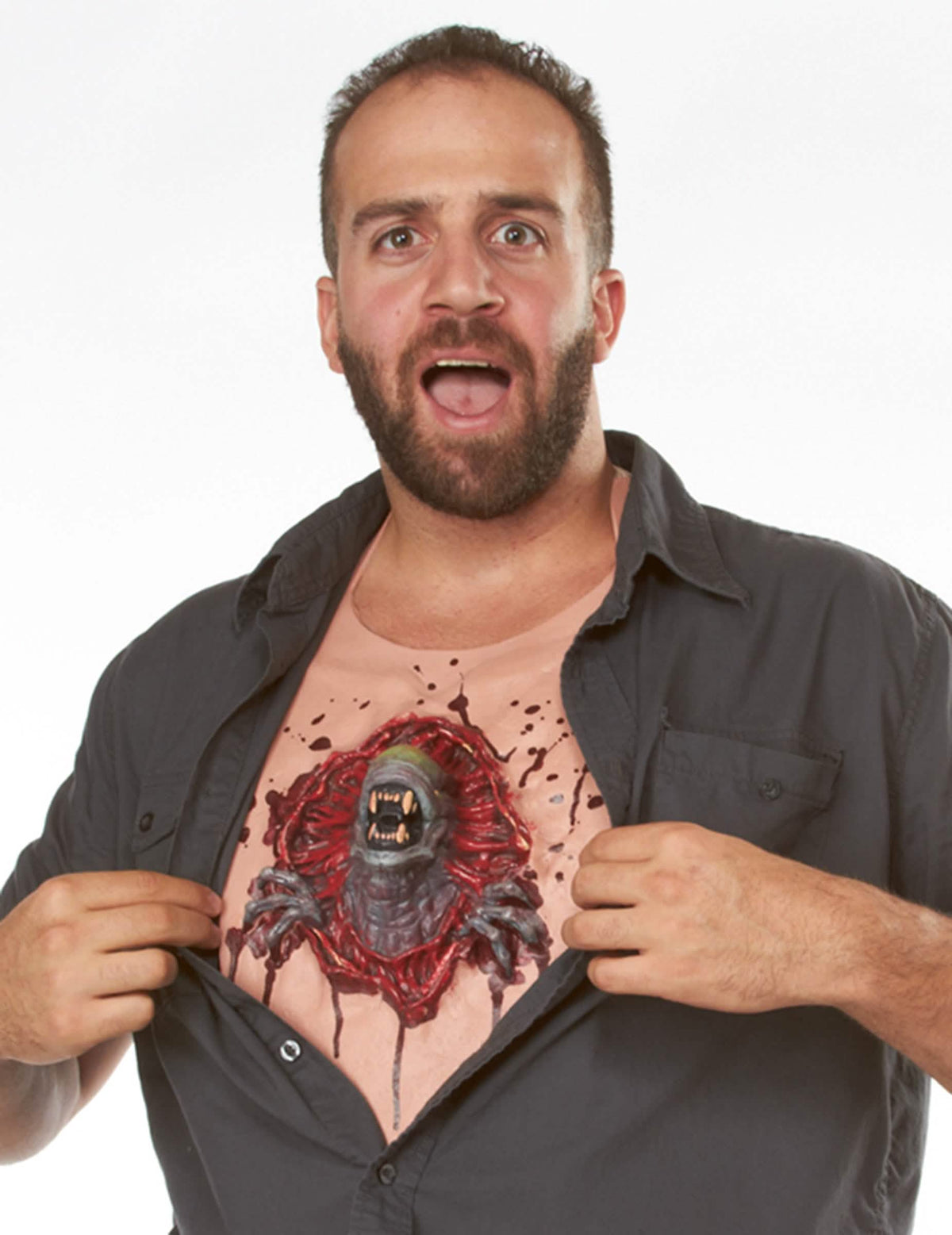 Renderizado llevado bajo una camisa del torso extraterrestre de látex para adulto