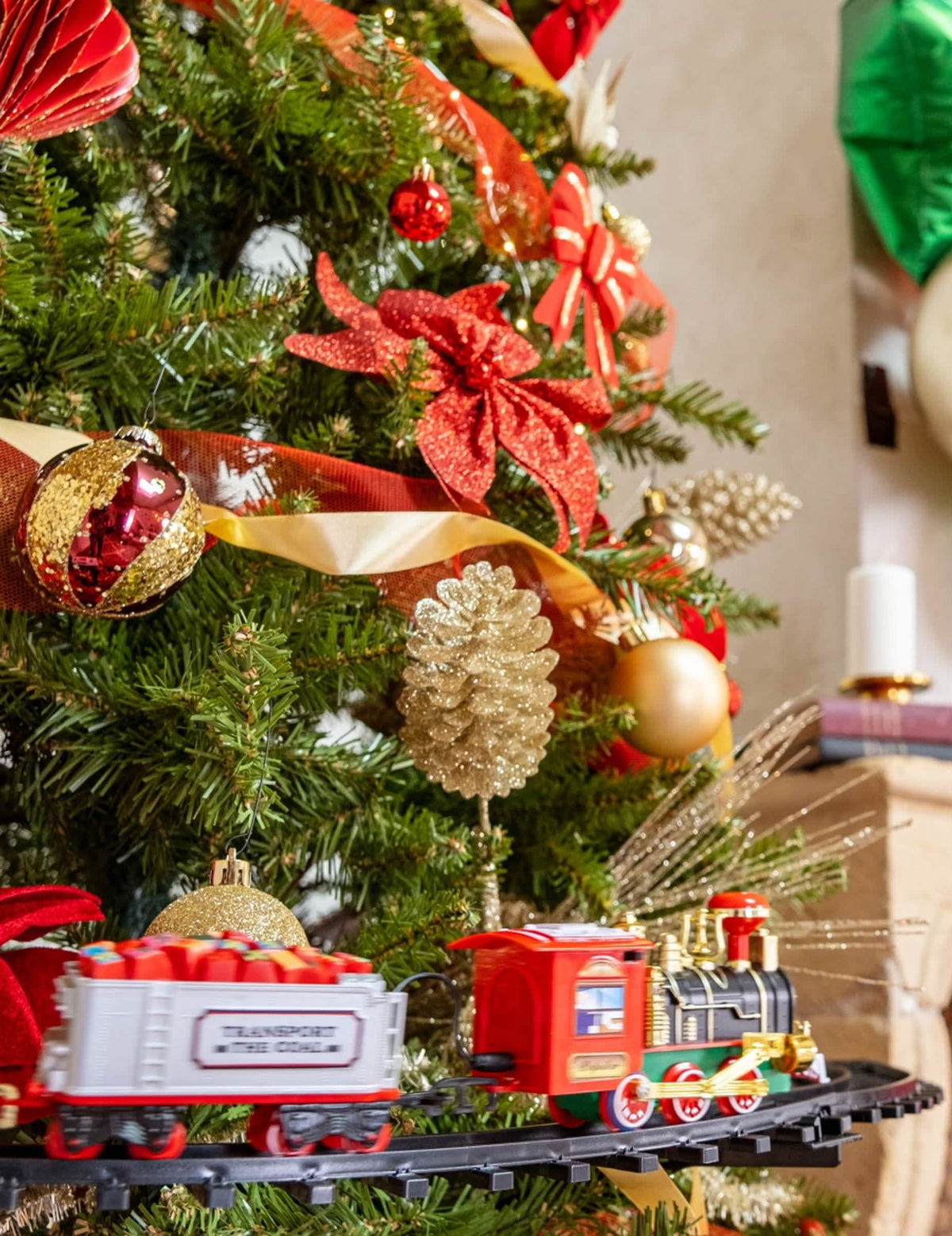 Detalle del tren circulando sobre los raíles del tren de navidad para árbol 23 piezas luminoso y animado