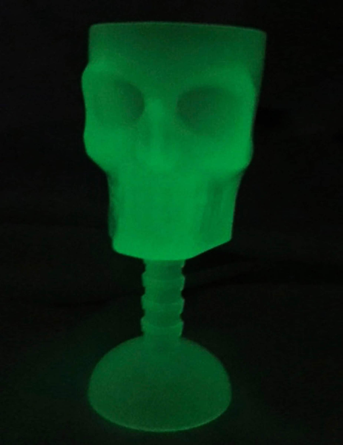 Efecto fosforescente en la oscuridad del vaso con forma de cabeza de muerto para halloween