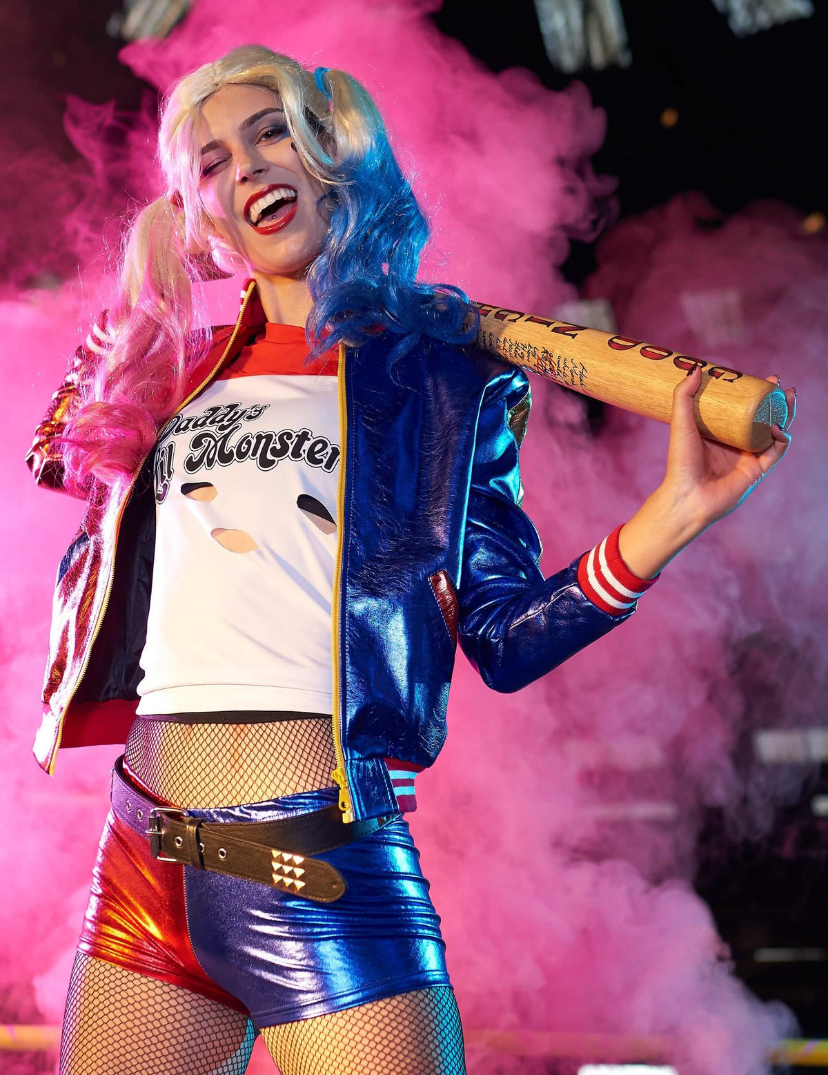 Escena con humo rosa de la chaqueta y camisetas integradas Harley Quinn Escuadrón Suicida™