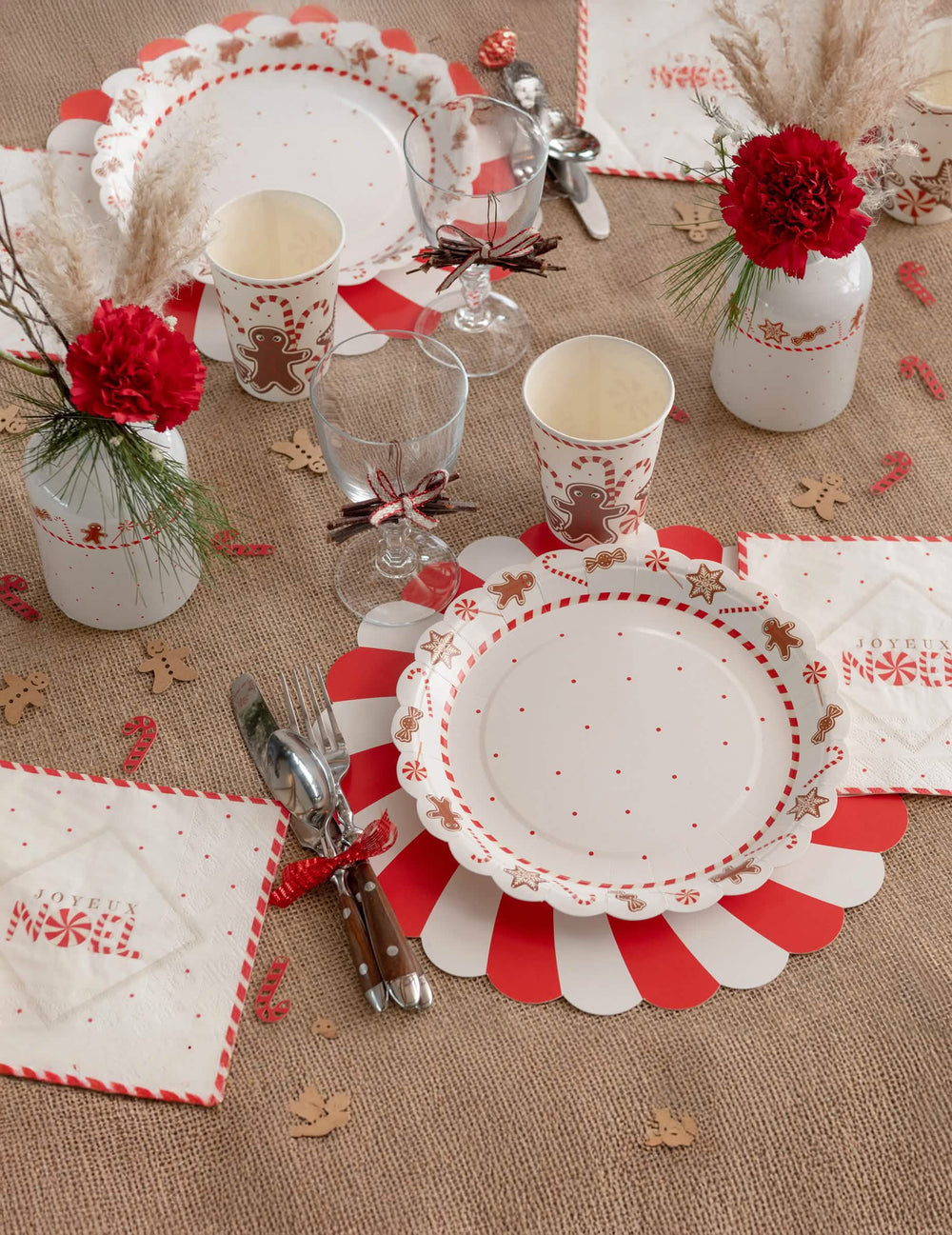 Vue d'ensemble de la décoration de table des assiettes en carton motif gourmandises de Noël