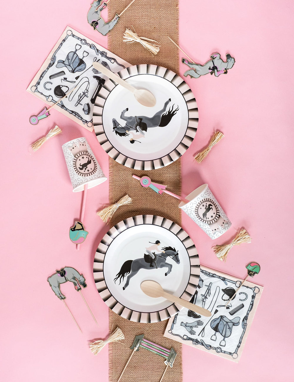 Mise en scène de table complète des assiettes en carton équitation