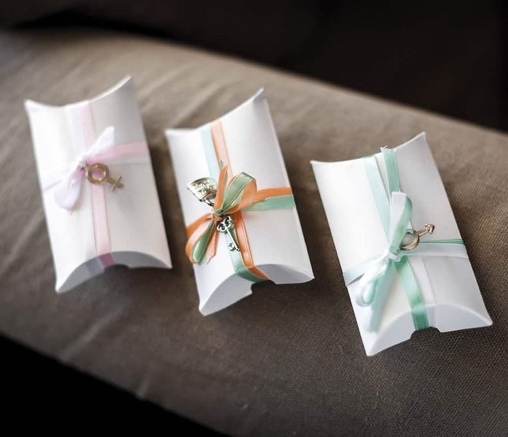 Ejemplos de decoración con cintas y colgantes de la caja de cartón de boda y bautizo blanca nacarada