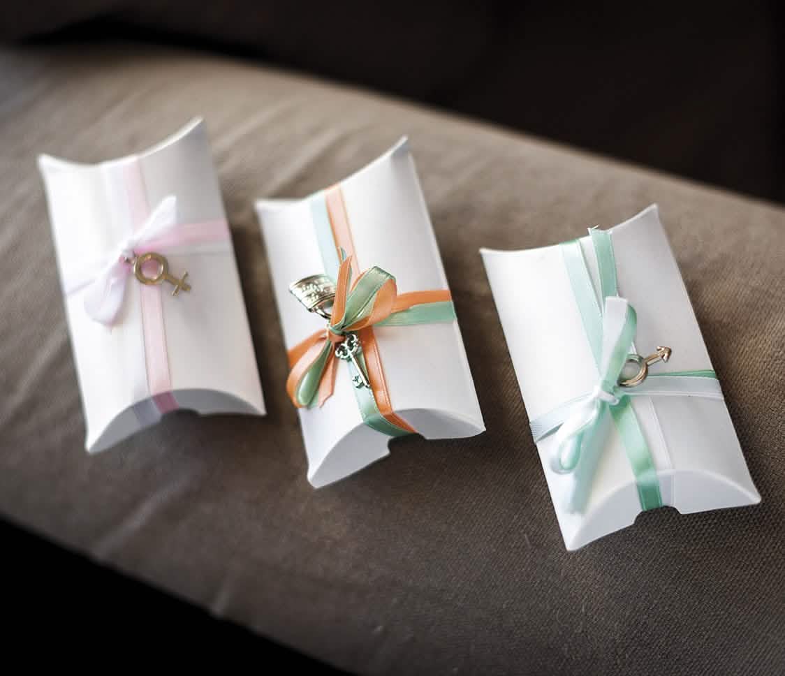 Ejemplos de decoración con cintas y colgantes de la caja de cartón de boda y bautizo blanca nacarada