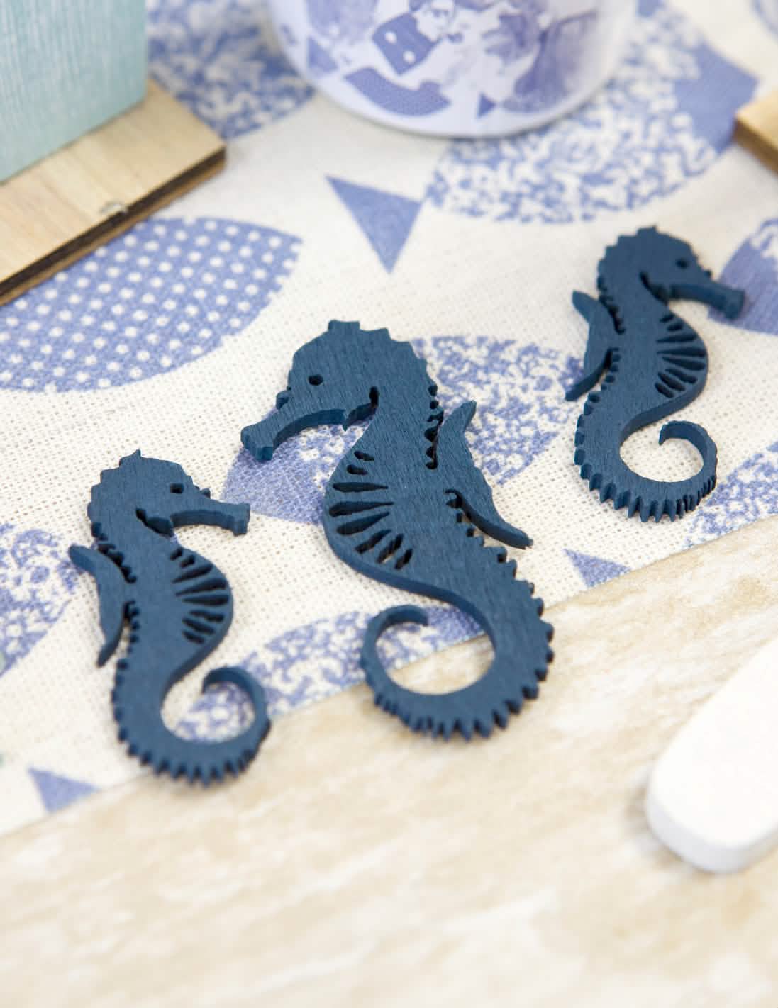 Primer plano de los confetis de madera con forma de caballito de mar para decoración de mesa