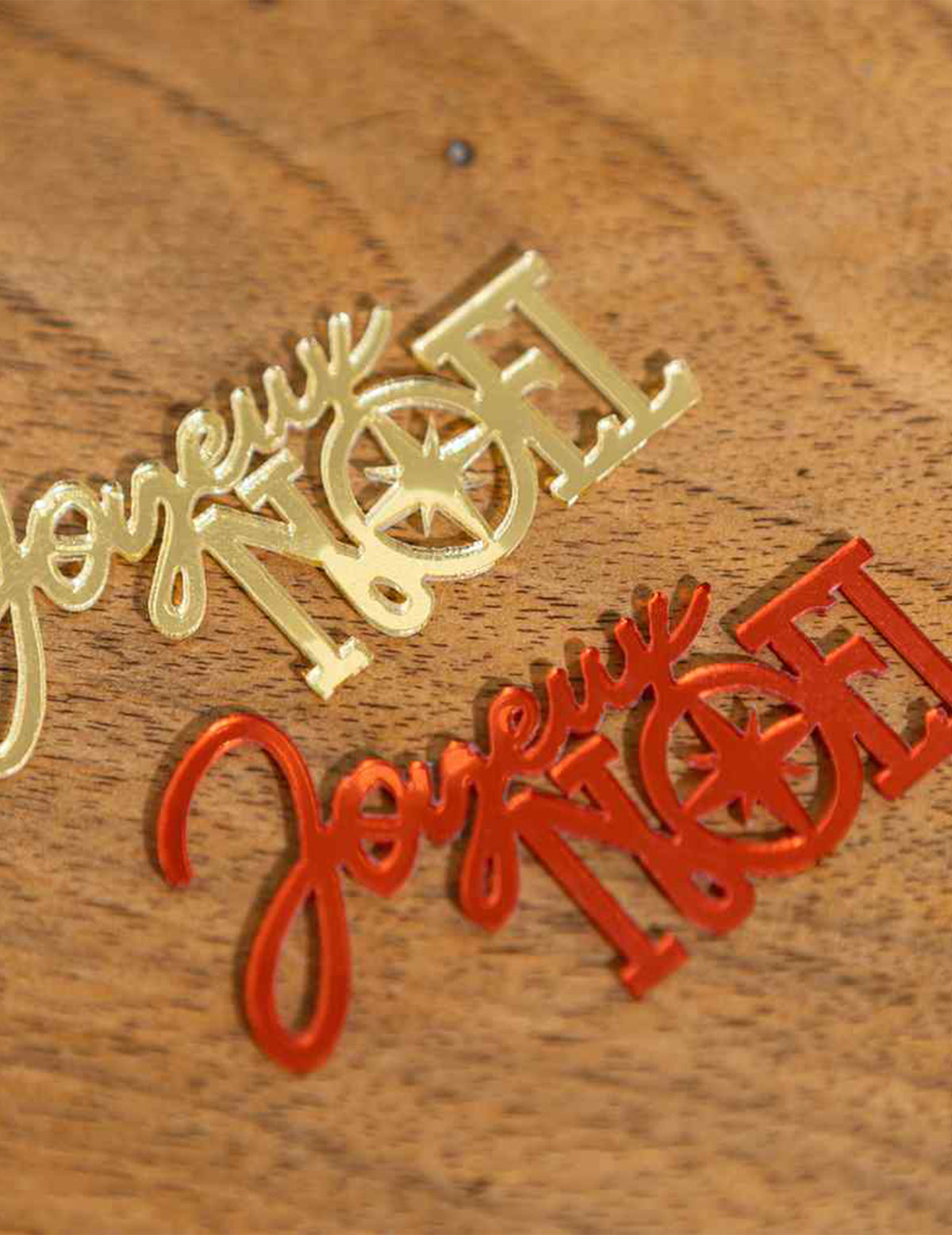 10 confeti Feliz Navidad rojo y oro 6,5 x 3,5 cm