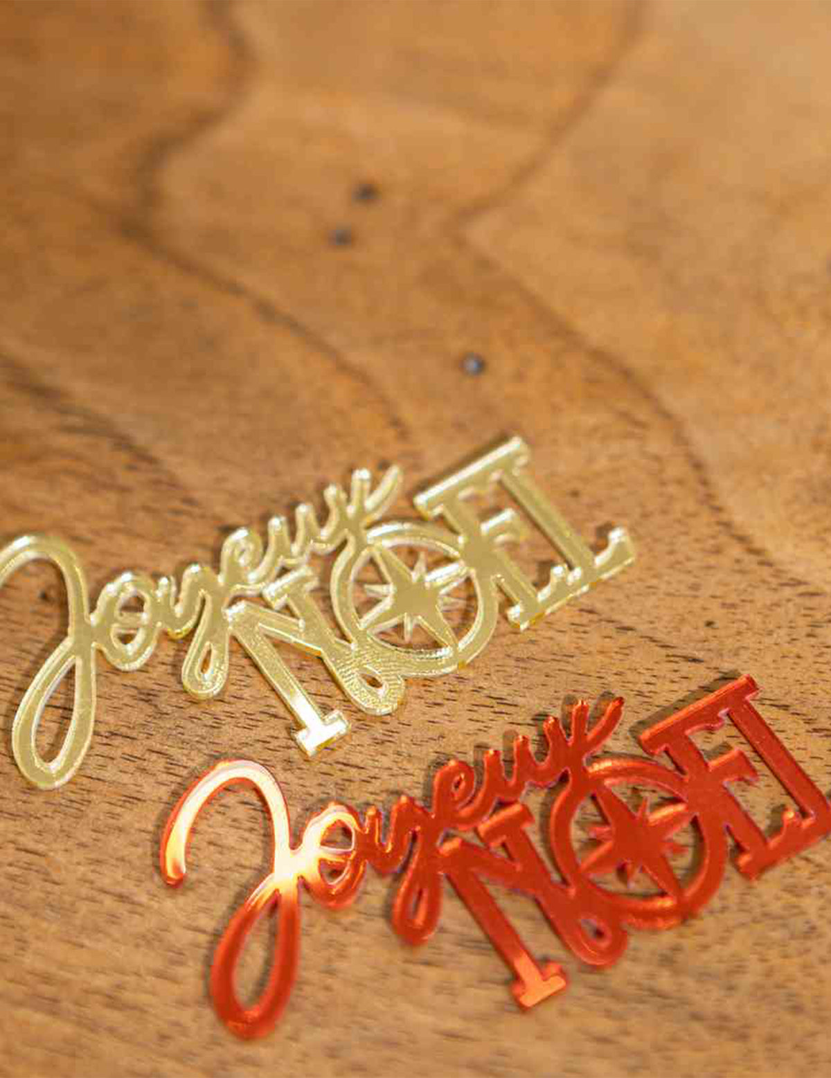 10 confeti Feliz Navidad rojo y oro 6,5 x 3,5 cm