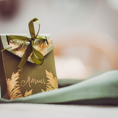 Gros plan sur le ruban et la dorure du contenant en carton pampa amour pour mariage
