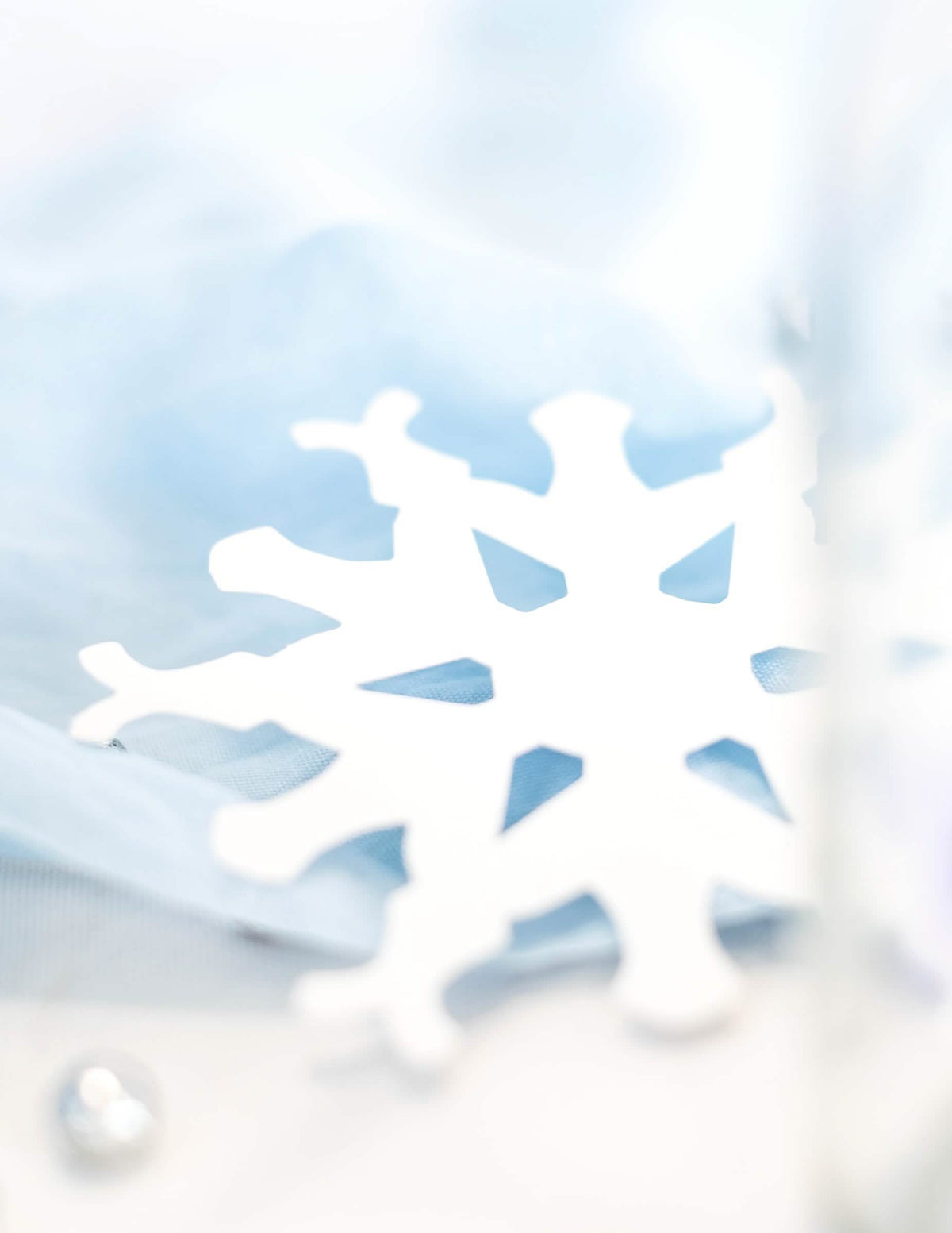 Detalle del corte de los copos de nieve de navidad para decoración