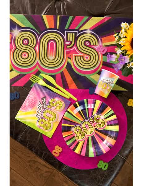 Escenificación con vajilla de fiesta a juego con los vasos de cartón años 80