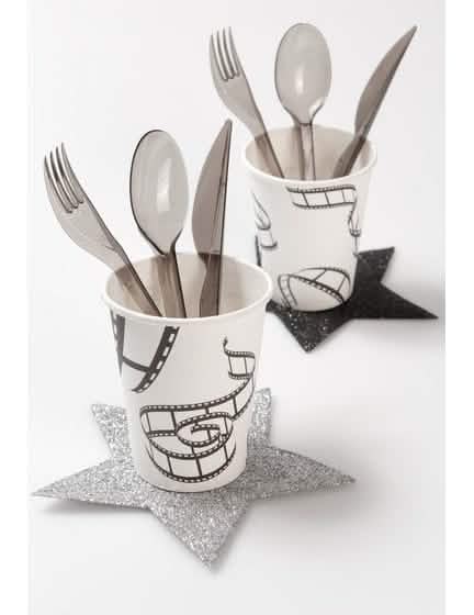 Mise en escena con cubiertos y posavasos estrellas del vaso de cartón cine