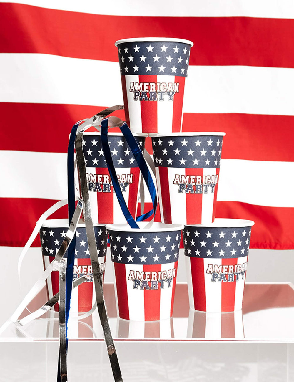 Montaje en pirámide con serpentinas de vasos de cartón American party