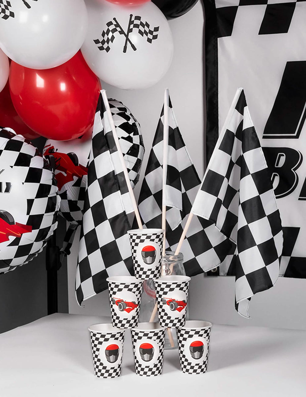 Mise en situation festive avec ballons et drapeaux du Gobelets en carton damier