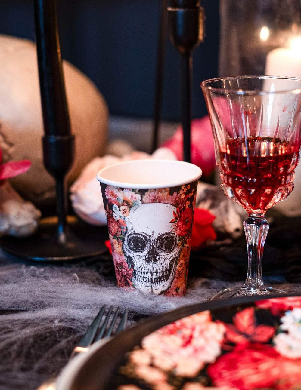 Puesta en escena sobre mesa decorada del vaso de cartón esqueleto floral