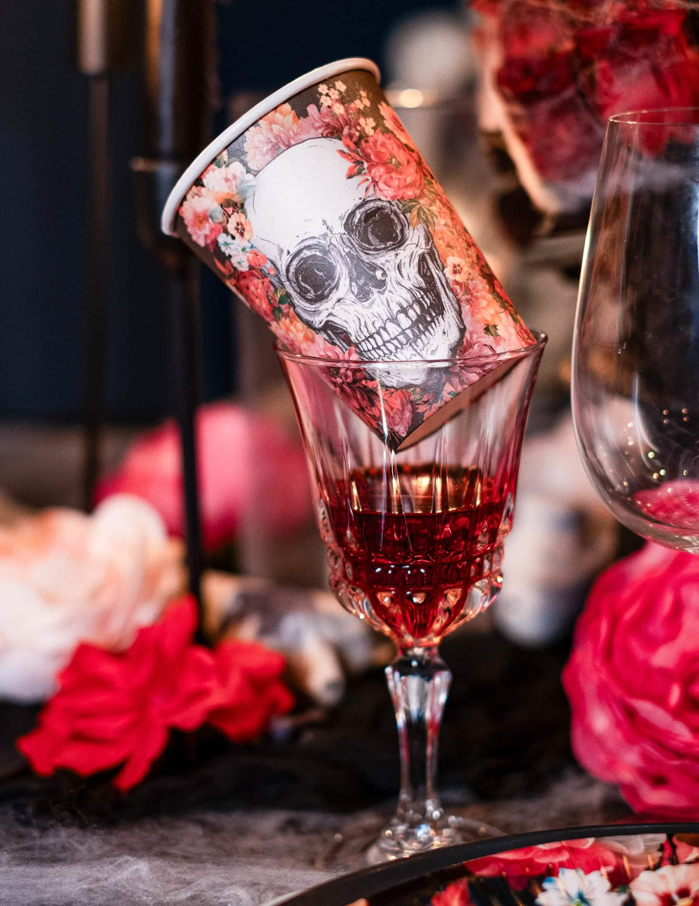 Puesta en escena festiva del vaso de cartón esqueleto floral