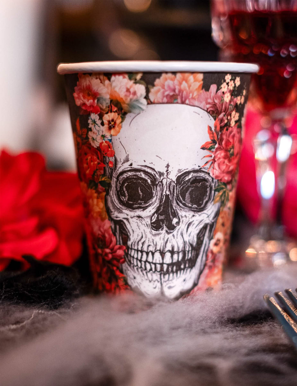 Escena con efecto de niebla del vaso de cartón esqueleto florido