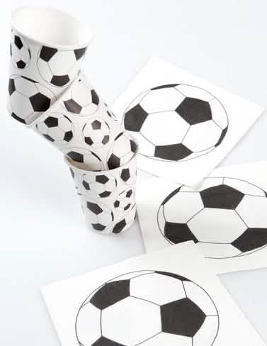 Decoración de escenario con servilletas a juego con el vaso de cartón balón de fútbol