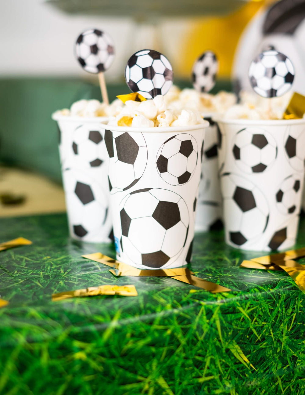 Escena con palomitas del vaso de cartón balón de fútbol