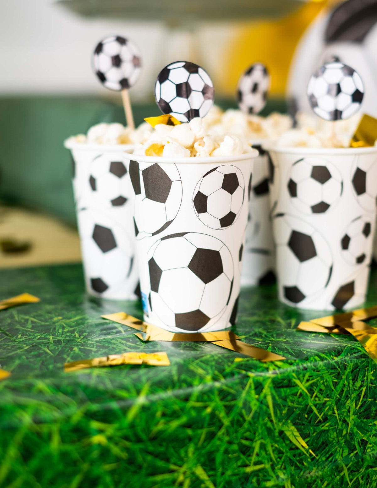 Escena con palomitas del vaso de cartón balón de fútbol
