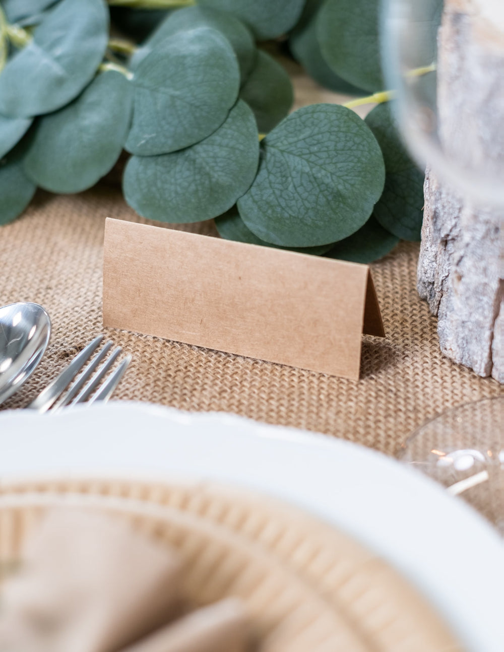Mise en situation sur table du marque-place en kraft pour mariage