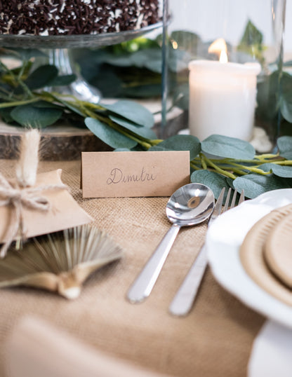 Gros plan avec prénom du marque-place en kraft pour mariage
