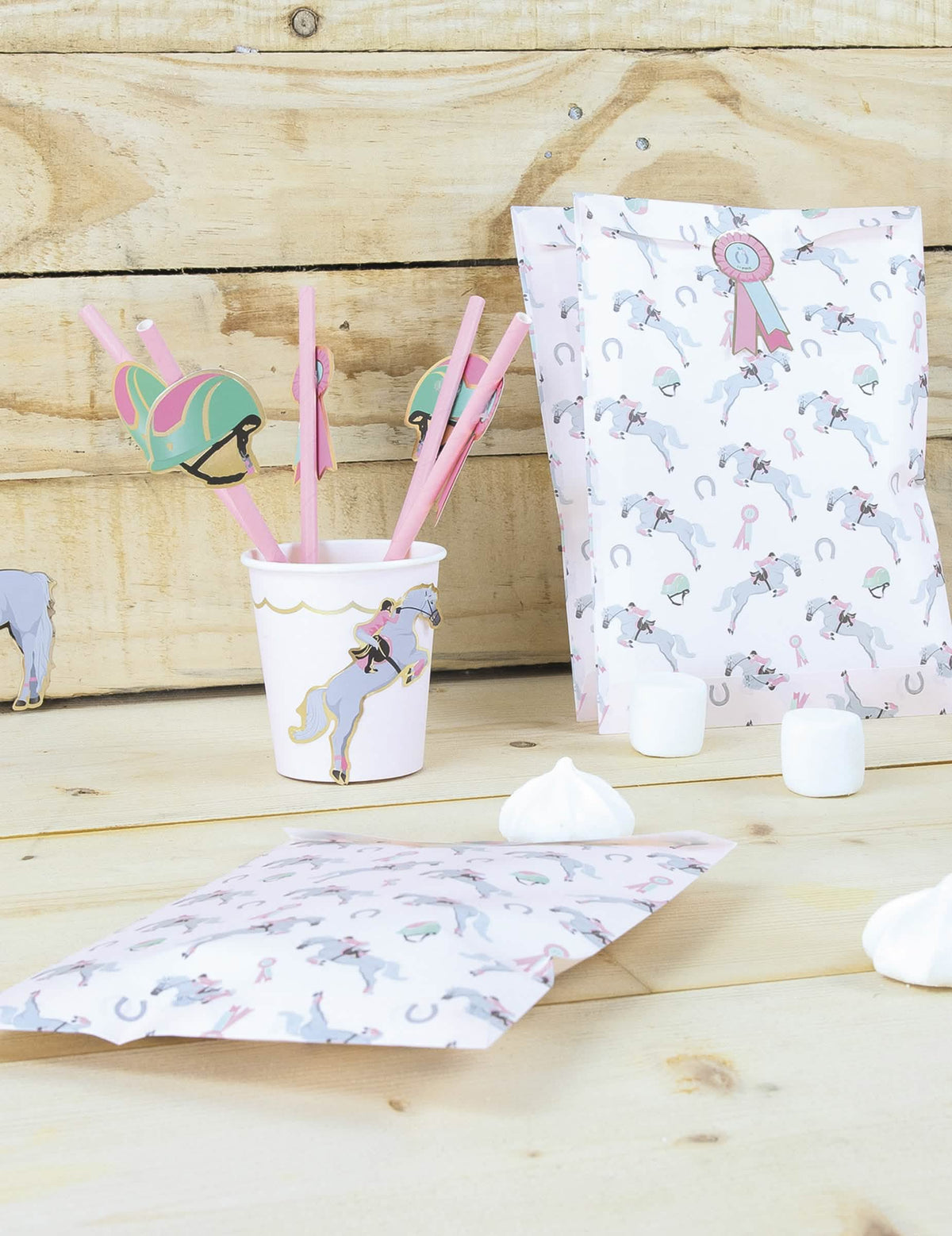 Escena con bolsitas de regalo, pajitas de cartón, caballo y equitación