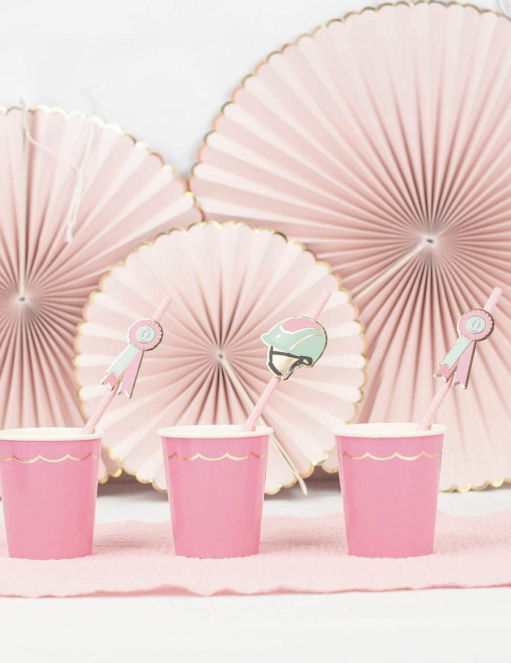 Ambientación con vasos y rosetones de las pajitas de cartón caballo y equitación
