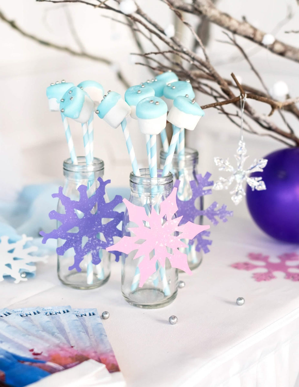 Decoración de invierno con pajitas de cartón rayadas azul pastel