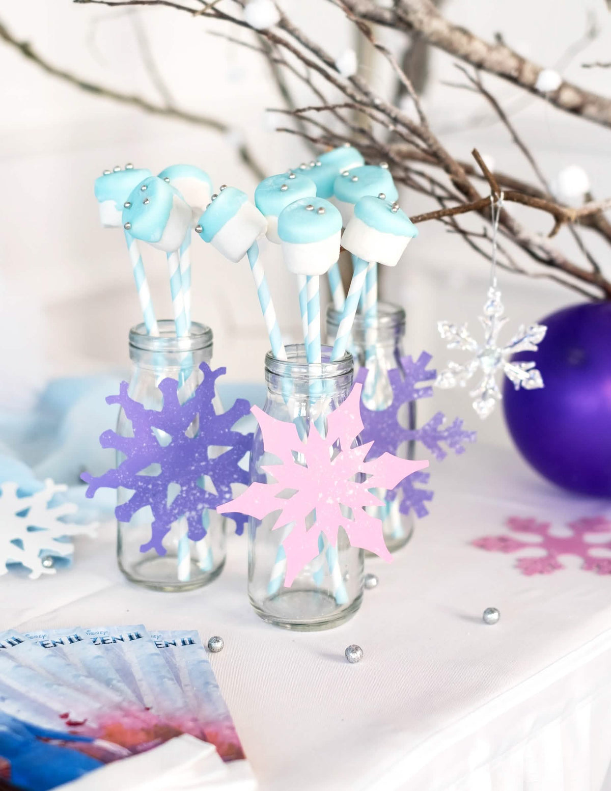 Decoración de invierno con pajitas de cartón rayadas azul pastel