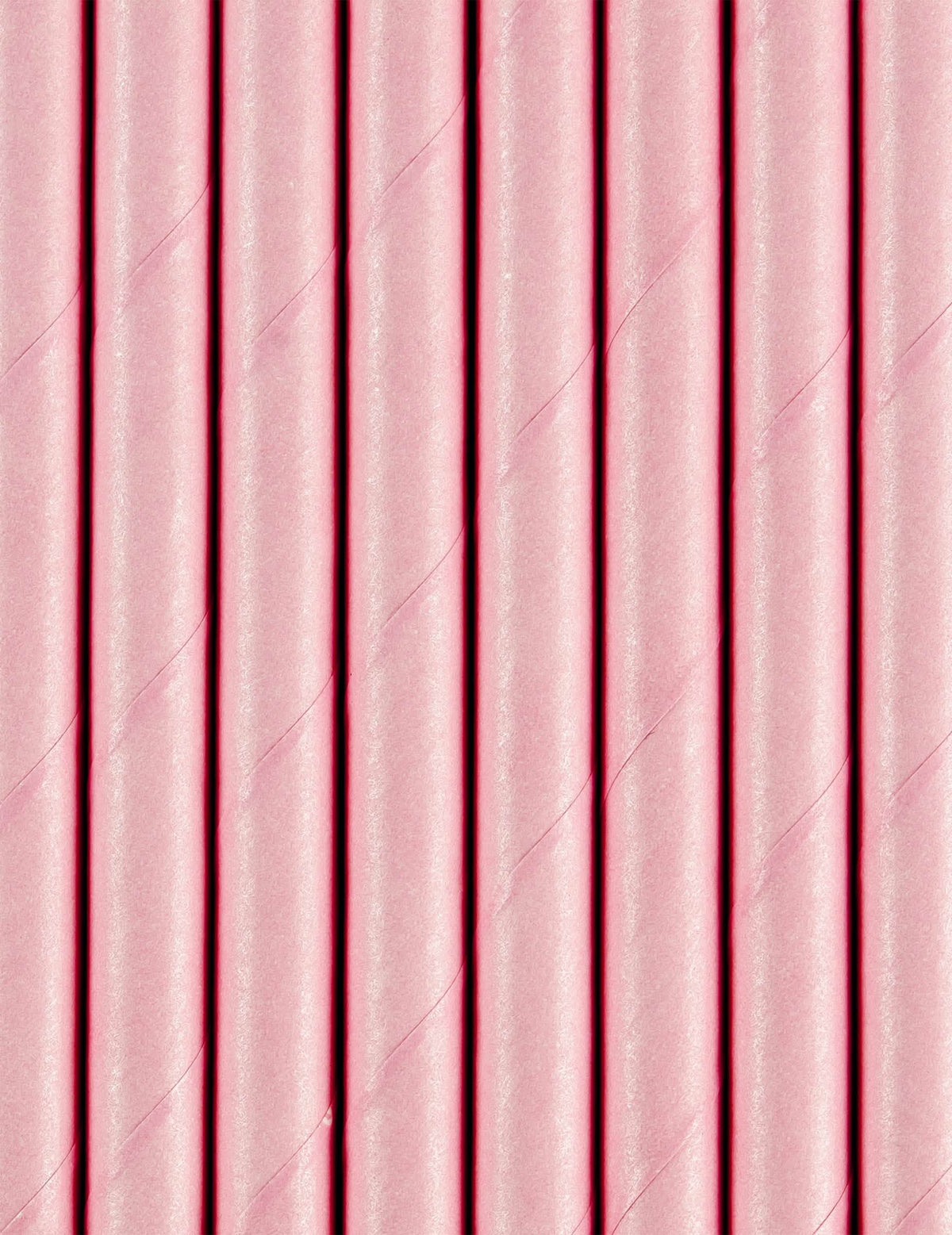 Gros plan sur la texture des pailles en carton rose clair pour fête