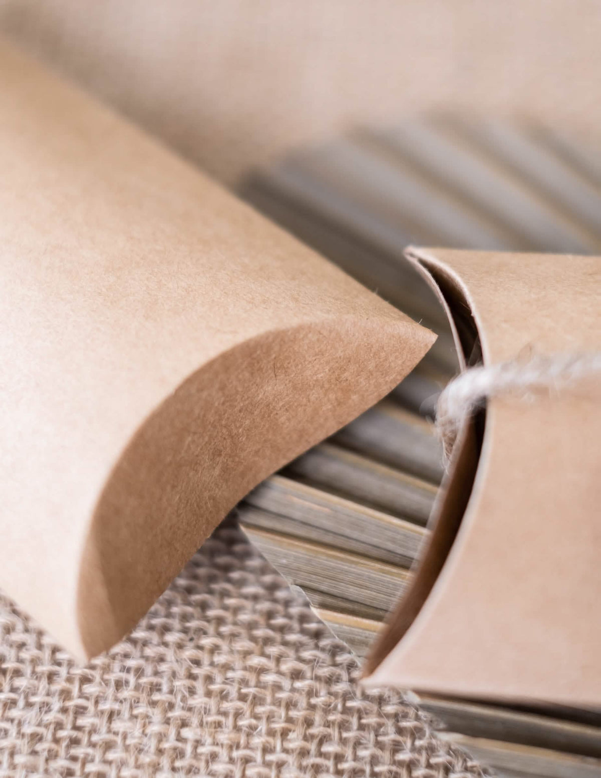 Detalle del cierre de las pequeñas cajas kraft para fiesta